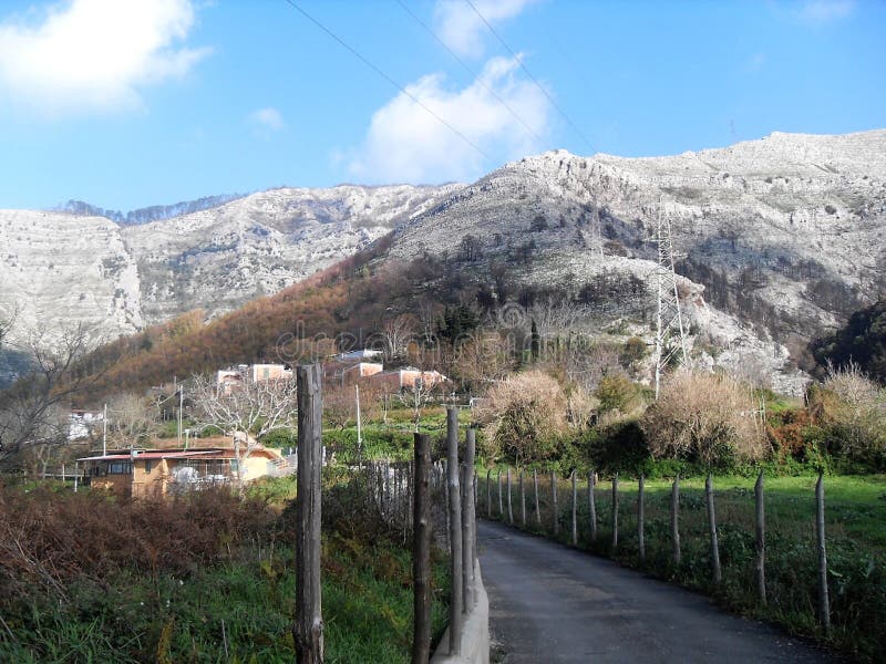Πορεία και άποψη του υποστηρίγματος Faito στο sud Ιταλία στοκ εικόνες Πορεία και άποψη του υποστηρίγματος Faito στο sud Ιταλία στοκ εικόνες