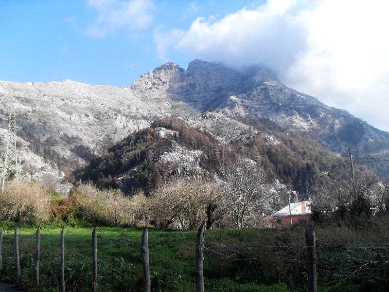 Πορεία και άποψη του υποστηρίγματος Faito στο sud Ιταλία στοκ εικόνα με δικαίωμα ελεύθερης χρήσης Πορεία και άποψη του υποστηρίγματος Faito στο sud Ιταλία στοκ εικόνα με δικαίωμα ελεύθερης χρήσης