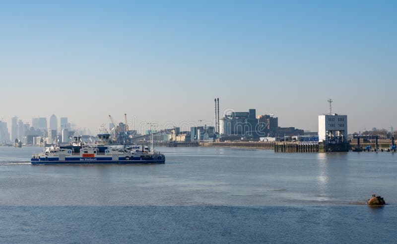 Πορθμείο Woolwich πέρα από τον ποταμό Τάμεσης με το Canary Wharf στο υπόβαθρο στοκ εικόνες με δικαίωμα ελεύθερης χρήσης Πορθμείο Woolwich πέρα από τον ποταμό Τάμεσης με το Canary Wharf στο υπόβαθρο στοκ εικόνες με δικαίωμα ελεύθερης χρήσης