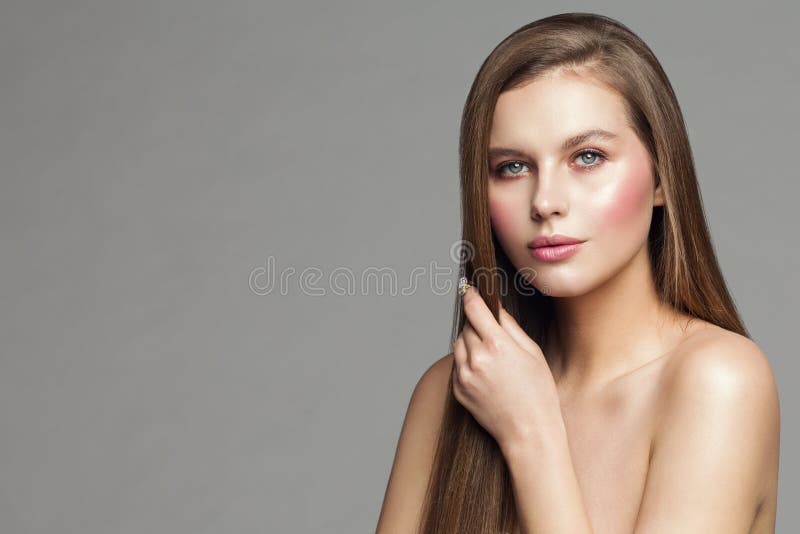 Πορτρέτο ομορφιάς γυναικών, μόδα πρότυπο Makeup και τρίχα, όμορφες φροντίδα δέρματος κοριτσιών και επεξεργασία στοκ φωτογραφία Πορτρέτο ομορφιάς γυναικών, μόδα πρότυπο Makeup και τρίχα, όμορφες φροντίδα δέρματος κοριτσιών και επεξεργασία στοκ φωτογραφία