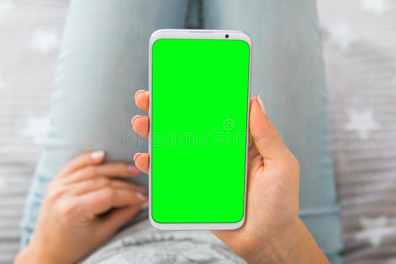 Πράσινο smartphone οθόνης προτύπων βασική εικόνα των χεριών της γυναίκας που κρατά το κινητό τηλέφωνο κλείστε επάνω στοκ φωτογραφία με δικαίωμα ελεύθερης χρήσης Πράσινο smartphone οθόνης προτύπων βασική εικόνα των χεριών της γυναίκας που κρατά το κινητό τηλέφωνο κλείστε επάνω στοκ φωτογραφία με δικαίωμα ελεύθερης χρήσης