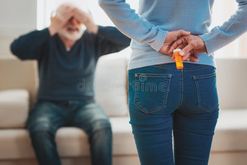 Προσεκτικές φέρνοντας βιταμίνες συζύγων που φροντίζουν τον αγαπώντας σύζυγο στοκ εικόνα Προσεκτικές φέρνοντας βιταμίνες συζύγων που φροντίζουν τον αγαπώντας σύζυγο στοκ εικόνα