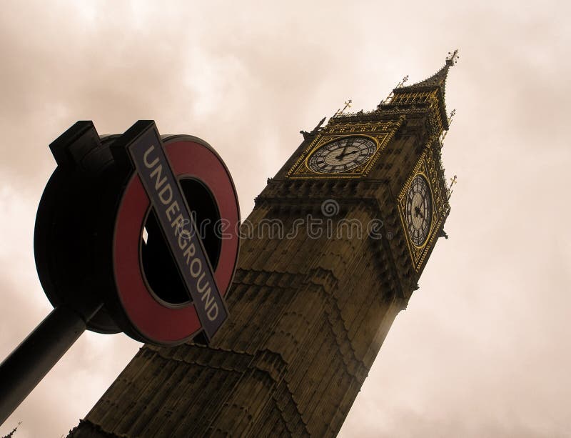 Πύργος Big Ben και το σημάδι του Μετρό του Λονδίνου ενάντια σε έναν νεφελώδη ουρανό στοκ φωτογραφίες Πύργος Big Ben και το σημάδι του Μετρό του Λονδίνου ενάντια σε έναν νεφελώδη ουρανό στοκ φωτογραφίες