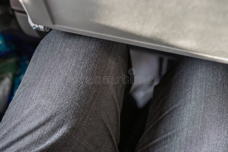 Πρόσκρουση ποδιών επιβατών στη πίσω θέση στις χαμηλού κόστους εμπορικές αερογραμμές Στενό διάστημα για το γόνατο προσώπων στο αερ στοκ εικόνες με δικαίωμα ελεύθερης χρήσης Πρόσκρουση ποδιών επιβατών στη πίσω θέση στις χαμηλού κόστους εμπορικές αερογραμμές Στενό διάστημα για το γόνατο προσώπων στο αερ στοκ εικόνες με δικαίωμα ελεύθερης χρήσης
