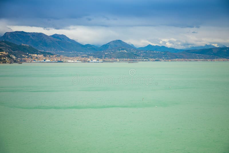 Πόλη του Σαλέρνο και Tyrrhenian άποψη θάλασσας από το δρόμο στην Αμάλφη στη νεφελώδη ημέρα το χειμώνα, Ιταλία στοκ φωτογραφία με δικαίωμα ελεύθερης χρήσης Πόλη του Σαλέρνο και Tyrrhenian άποψη θάλασσας από το δρόμο στην Αμάλφη στη νεφελώδη ημέρα το χειμώνα, Ιταλία στοκ φωτογραφία με δικαίωμα ελεύθερης χρήσης