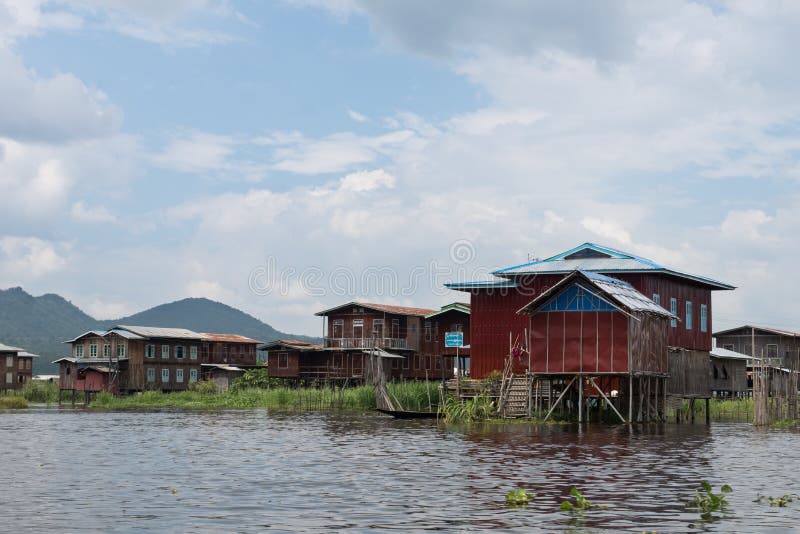 Дома на известном озере inle в центральной Мьянме стоковое фото Дома на известном озере inle в центральной Мьянме стоковое фото