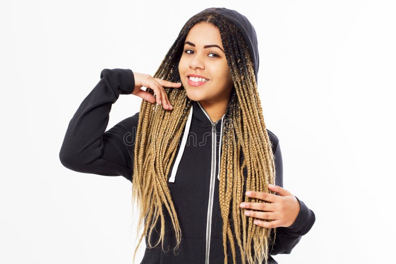 Девушка с dreadlocks представляя на белой предпосылке, счастливая женщина стильной улыбки афро американская стоковые изображения Девушка с dreadlocks представляя на белой предпосылке, счастливая женщина стильной улыбки афро американская стоковые изображения