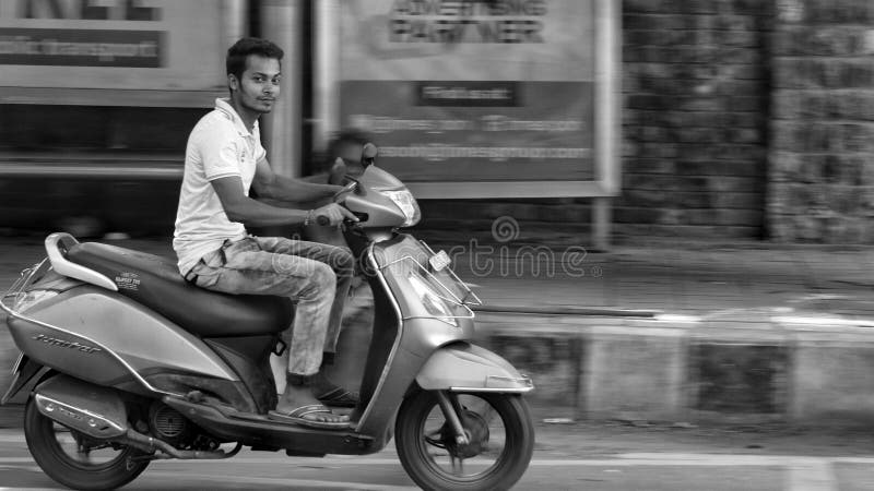 ДЕЛИ, ИНДИЯ - 17-ОЕ ФЕВРАЛЯ 2019: Ехать на движении activa scooty запачканном стоковая фотография ДЕЛИ, ИНДИЯ - 17-ОЕ ФЕВРАЛЯ 2019: Ехать на движении activa scooty запачканном стоковая фотография