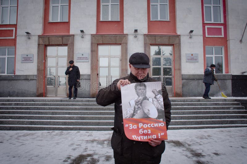 Демонстрант стоит с плакатом „Россией без Путин „ стоковые изображения Демонстрант стоит с плакатом „Россией без Путин „ стоковые изображения