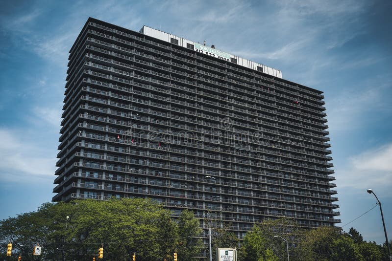 Детройт, Мичиган США - 7-ое апреля 2018: Огромная стена стены зданий aparment на пустом бульваре стоковые изображения Детройт, Мичиган США - 7-ое апреля 2018: Огромная стена стены зданий aparment на пустом бульваре стоковые изображения