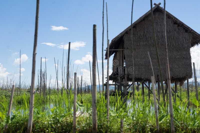 Деревянный дом на известном озере inle в Мьянме стоковые изображения Деревянный дом на известном озере inle в Мьянме стоковые изображения