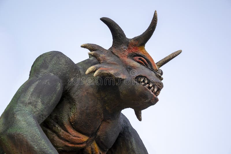 Тhehoofd van het vreselijke gehoornde demon stock afbeelding Тhehoofd van het vreselijke gehoornde demon stock afbeelding