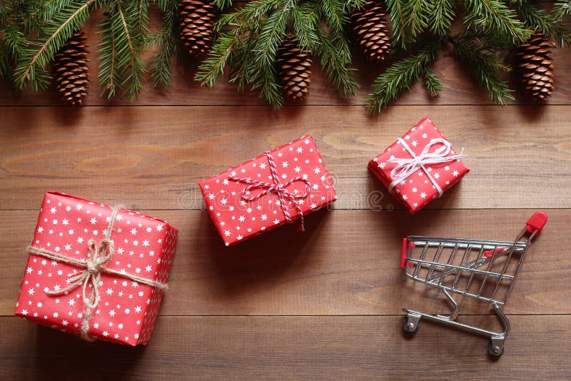 а: Los regalos de la Navidad vuelan al pequeño carro de la compra imagenes de archivo а: Los regalos de la Navidad vuelan al pequeño carro de la compra imagenes de archivo