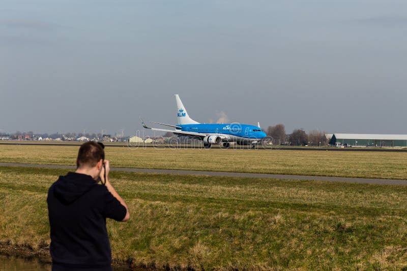 Аэропорт Schiphol, северная Голландия/Нидерланд - 16-ое февраля 2019: KLM Боинг 737-700 PH-BGI стоковая фотография Аэропорт Schiphol, северная Голландия/Нидерланд - 16-ое февраля 2019: KLM Боинг 737-700 PH-BGI стоковая фотография