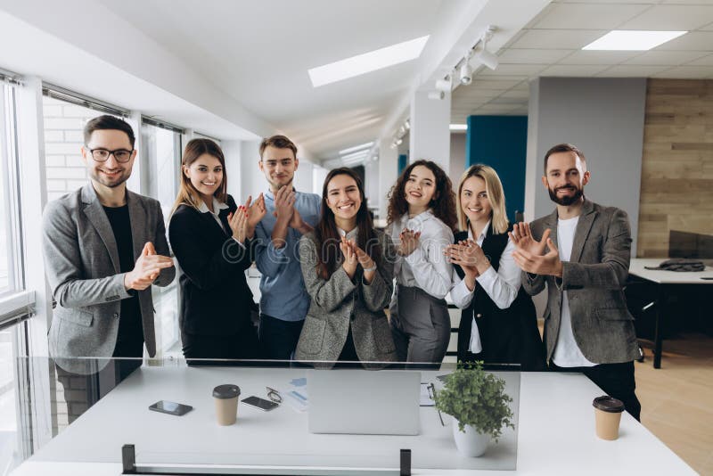 Большая работа! Успешная команда дела хлопает их руки в современном рабочем месте, празднуя представление нового продукта стоковые фото Большая работа! Успешная команда дела хлопает их руки в современном рабочем месте, празднуя представление нового продукта стоковые фото