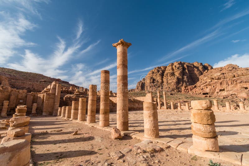 Большие столбцы в Petra, вади Musa виска, Джордан стоковая фотография Большие столбцы в Petra, вади Musa виска, Джордан стоковая фотография