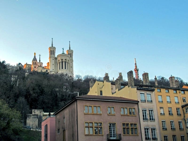Базилика Нотр-Дам de Fourviere и металлической башни Fourviere, крыш и каминов, Лиона, Франции, Европы стоковое изображение Базилика Нотр-Дам de Fourviere и металлической башни Fourviere, крыш и каминов, Лиона, Франции, Европы стоковое изображение