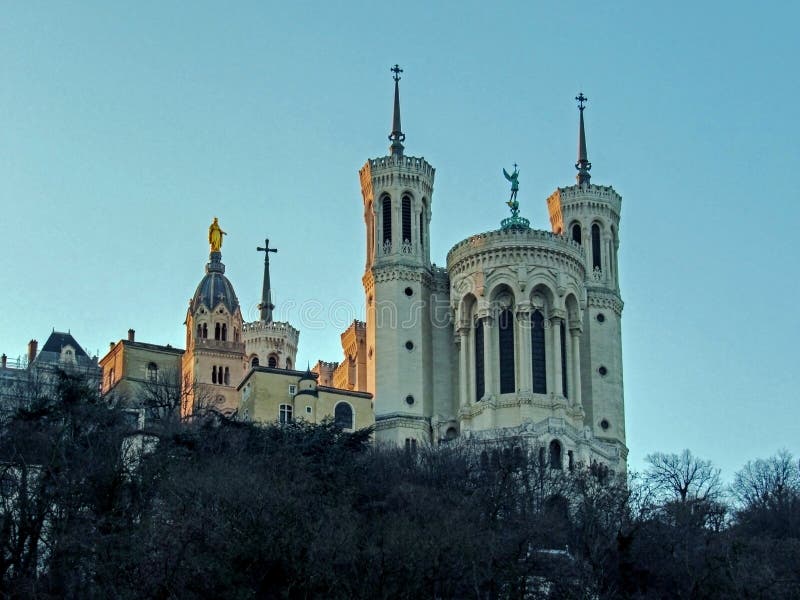 Базилика Нотр-Дам de Fourviere на верхней части холма Fourviere в Лионе, Рона-Alpes, Франции стоковые изображения Базилика Нотр-Дам de Fourviere на верхней части холма Fourviere в Лионе, Рона-Alpes, Франции стоковые изображения