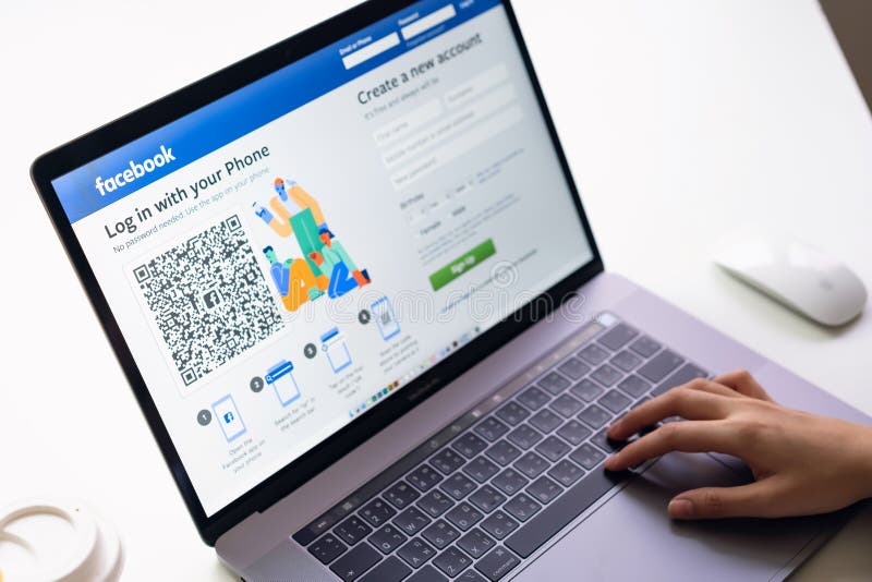 Бангкок, Таиланд - 13-ое марта 2019: рука отжимает экран Facebook на ноутбуке, социальных средствах массовой информации стоковая фотография rf Бангкок, Таиланд - 13-ое марта 2019: рука отжимает экран Facebook на ноутбуке, социальных средствах массовой информации стоковая фотография rf