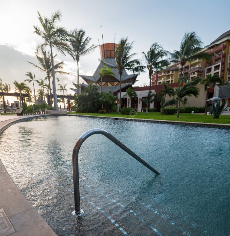 Бассейн на роскошном курорте с пальмами в Cancun, Мексике стоковые изображения Бассейн на роскошном курорте с пальмами в Cancun, Мексике стоковые изображения