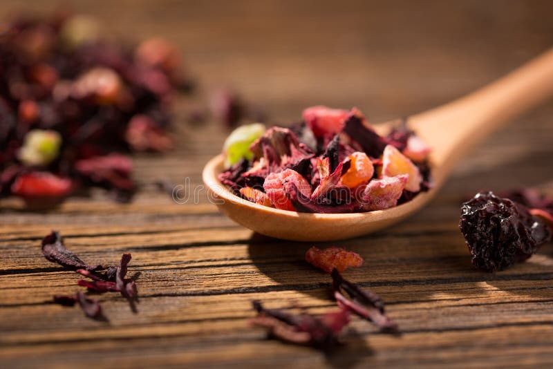 белизна чая предпосылки изолированная hibiscus Сухое смешивание красного чая травяного и плодоовощ над деревянной поверхностью стоковое фото белизна чая предпосылки изолированная hibiscus Сухое смешивание красного чая травяного и плодоовощ над деревянной поверхностью стоковое фото