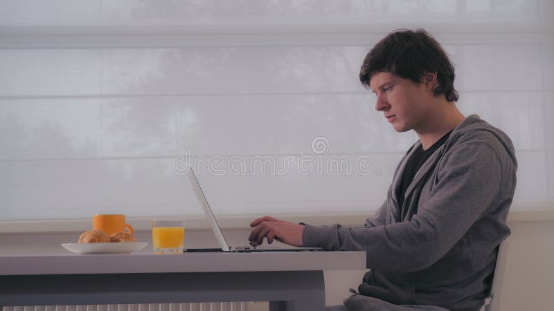 Бизнесмен работая в утре стоковая фотография Бизнесмен работая в утре стоковая фотография