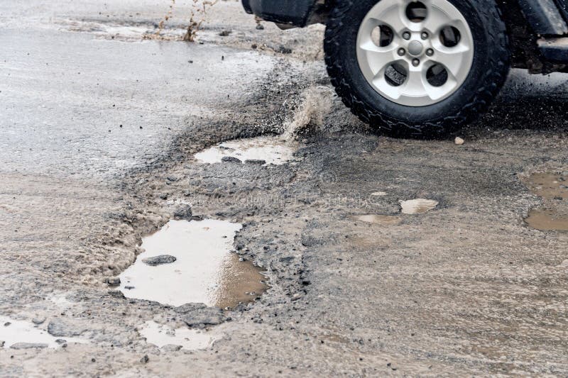 Вождение автомобиля через рытвину с брызгает воды стоковая фотография Вождение автомобиля через рытвину с брызгает воды стоковая фотография