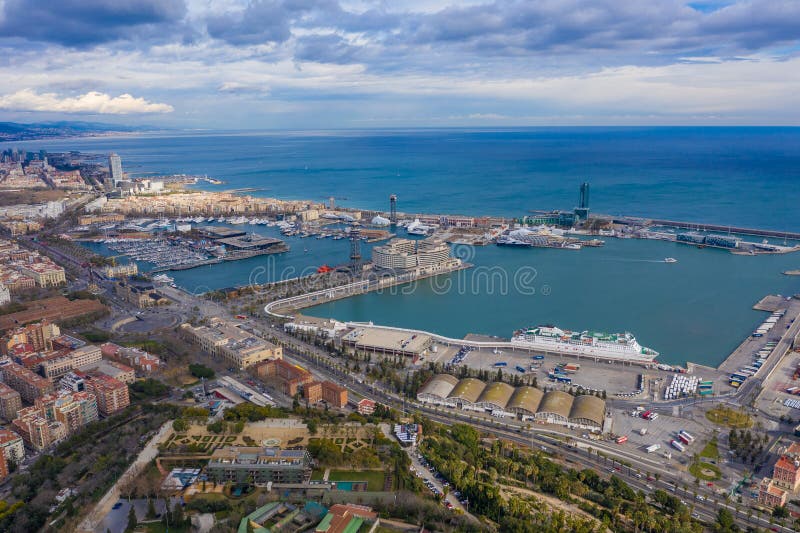 Воздушный взгляд Барселоны Гаван город и небо Barceloneta Взгляд сверху панорамный стоковые фотографии rf Воздушный взгляд Барселоны Гаван город и небо Barceloneta Взгляд сверху панорамный стоковые фотографии rf