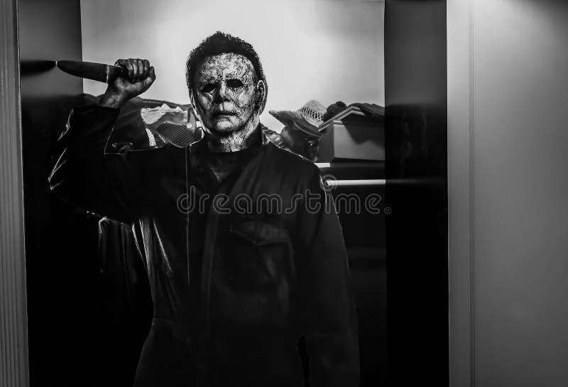 Воссоздание сцены от фильма 1978 хеллоуина; Майкл Myers форма держа дисплеи ножа на театре стоковая фотография rf Воссоздание сцены от фильма 1978 хеллоуина; Майкл Myers форма держа дисплеи ножа на театре стоковая фотография rf