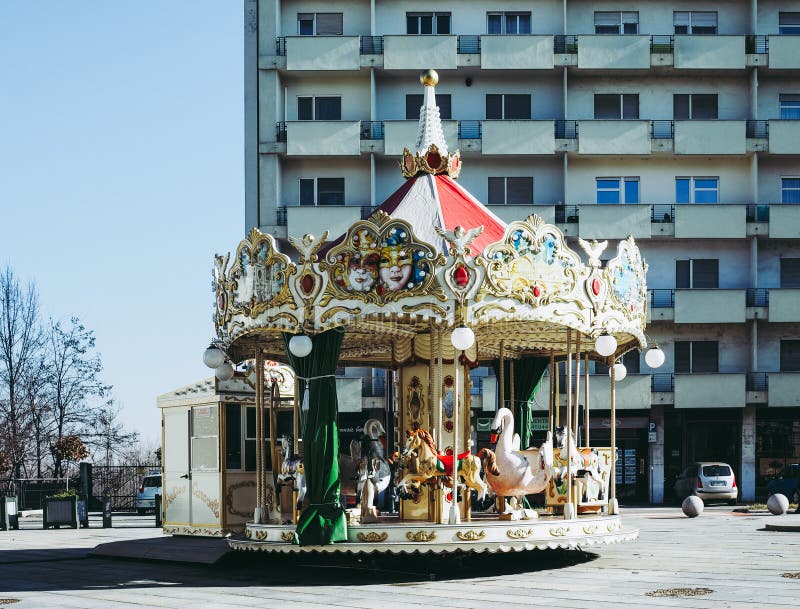 Веселый идет круглый carousel в Venaria стоковое фото rf Веселый идет круглый carousel в Venaria стоковое фото rf