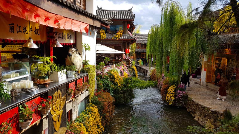 Взгляд Lijiang с каналом Lijiang, Юньнань, Китай стоковые фото Взгляд Lijiang с каналом Lijiang, Юньнань, Китай стоковые фото
