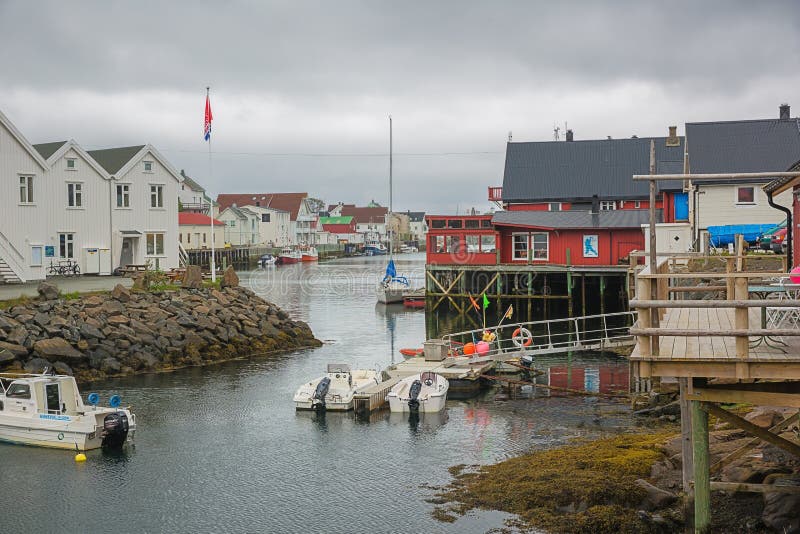 Взгляд интимной гавани Henningsvaer стоковая фотография Взгляд интимной гавани Henningsvaer стоковая фотография