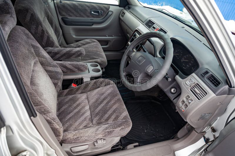 Взгляд к inerior поколения Honda CR-V первого с передними местами, рулем и приборной панелью после очищать перед продажей в a стоковое изображение Взгляд к inerior поколения Honda CR-V первого с передними местами, рулем и приборной панелью после очищать перед продажей в a стоковое изображение