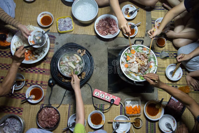 Взгляд сверху семьи наслаждается съесть Shabu и Brabecue совместно стоковая фотография rf Взгляд сверху семьи наслаждается съесть Shabu и Brabecue совместно стоковая фотография rf