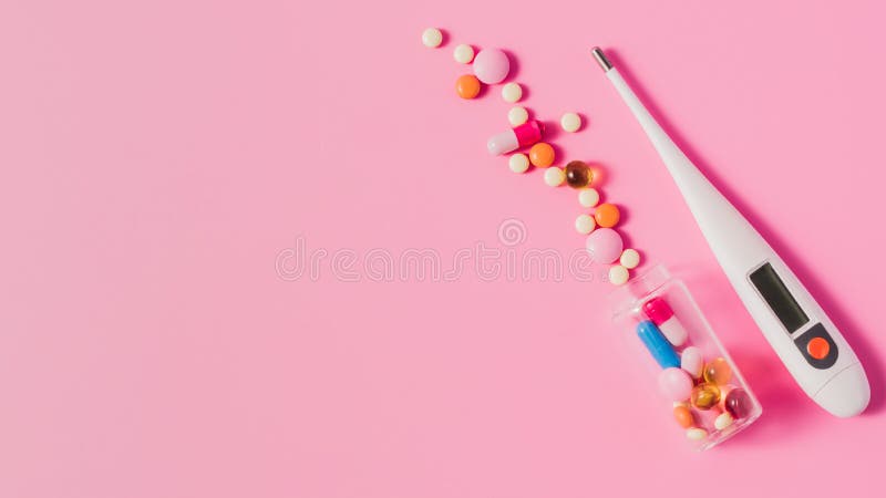 взгляд сверху различных различных таблеток от бутылки и электрического термометра стоковые фото взгляд сверху различных различных таблеток от бутылки и электрического термометра стоковые фото
