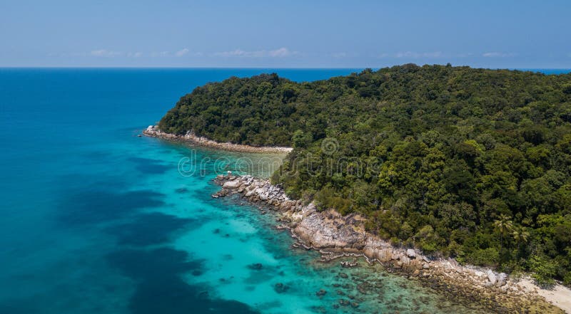 Вид с воздуха красивого панорамного ландшафта тропического острова Perhentian с песчаным пляжем кристаллических воды и джунглей в стоковое изображение rf Вид с воздуха красивого панорамного ландшафта тропического острова Perhentian с песчаным пляжем кристаллических воды и джунглей в стоковое изображение rf