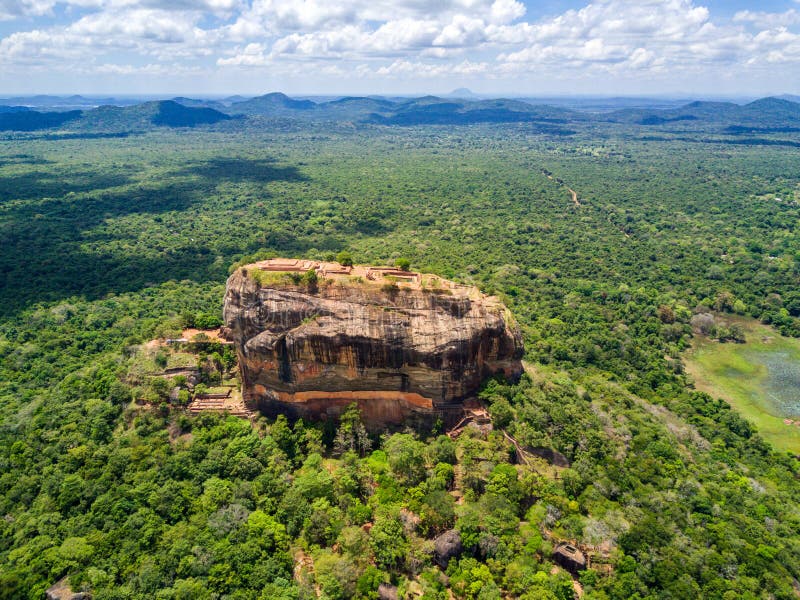 Вид с воздуха сверху Sigiriya или утеса льва, древней крепости и дворца в Dambulla, Шри-Ланка стоковое изображение Вид с воздуха сверху Sigiriya или утеса льва, древней крепости и дворца в Dambulla, Шри-Ланка стоковое изображение