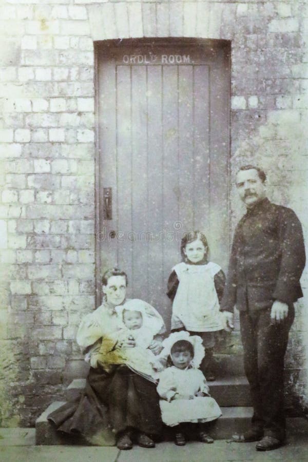 Винтажное черно-белое фото викторианской семьи в 1880s заднего двора - 1900s стоковые изображения Винтажное черно-белое фото викторианской семьи в 1880s заднего двора - 1900s стоковые изображения