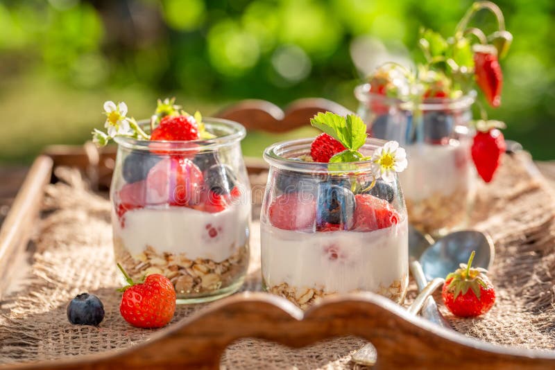 Вкусный granola с ягодами и йогуртом в опарнике стоковое изображение rf Вкусный granola с ягодами и йогуртом в опарнике стоковое изображение rf