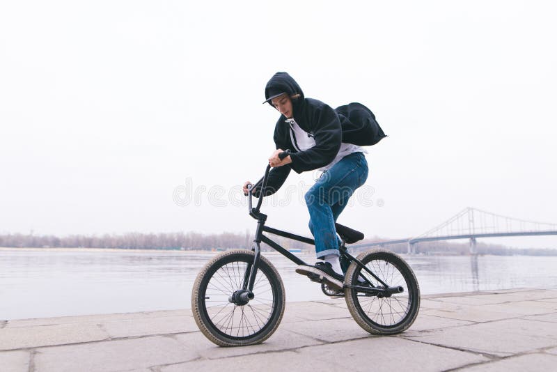 Всадник BMX едет велосипед на открытом воздухе Концепция BMX Стиль улицы стоковая фотография rf Всадник BMX едет велосипед на открытом воздухе Концепция BMX Стиль улицы стоковая фотография rf