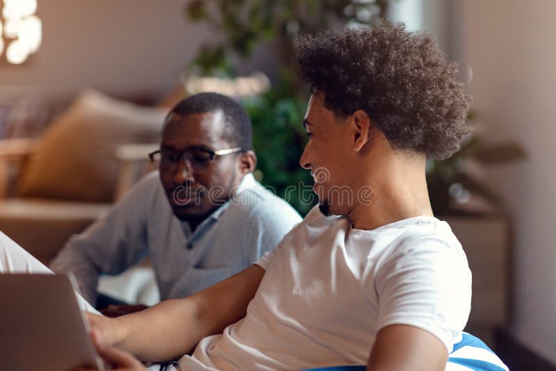 Встреча Coworking Startup команда обсуждая новый проект совместно стоковые изображения Встреча Coworking Startup команда обсуждая новый проект совместно стоковые изображения