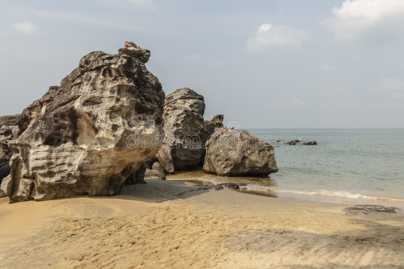 Выветренные вулканические clifs на острове Вьетнаме Лонг-Бич Phu Quoc стоковая фотография Выветренные вулканические clifs на острове Вьетнаме Лонг-Бич Phu Quoc стоковая фотография