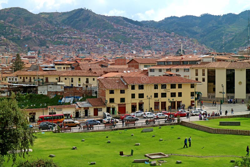 Городской пейзаж города Cusco старого как увидено от Incan виска Coricancha Солнца, Cusco, Перу стоковое фото rf Городской пейзаж города Cusco старого как увидено от Incan виска Coricancha Солнца, Cusco, Перу стоковое фото rf