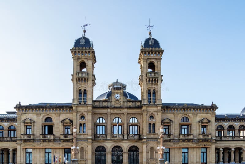 Городская ратуша в San Sebastian - Donostia, Испании стоковые изображения rf Городская ратуша в San Sebastian - Donostia, Испании стоковые изображения rf