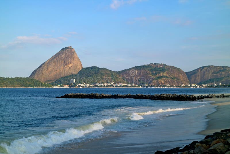 Гора Sugarloaf и холм Urca, известный естественный памятник в городе Рио-де-Жанейро, Бразилии стоковая фотография Гора Sugarloaf и холм Urca, известный естественный памятник в городе Рио-де-Жанейро, Бразилии стоковая фотография