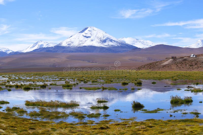 Гористые местности пустыни Atacama вдоль дороги к гейзерам El Tatio, пустыни Atacama, Чили стоковое изображение Гористые местности пустыни Atacama вдоль дороги к гейзерам El Tatio, пустыни Atacama, Чили стоковое изображение
