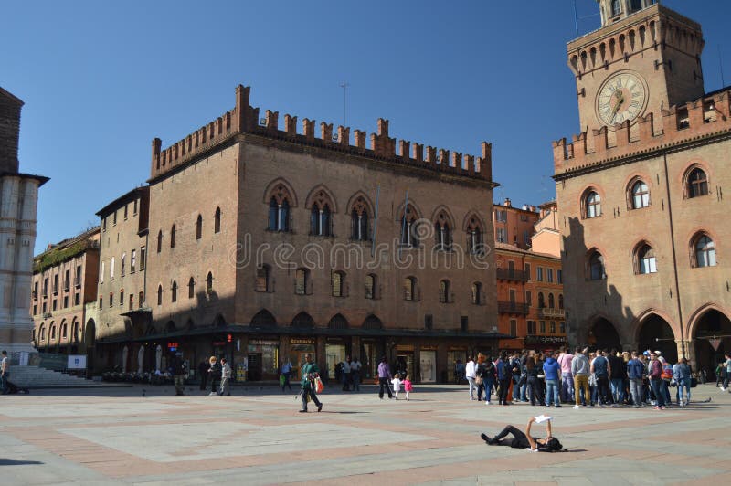 Главный фасад средневекового здания на аркаде Maggiore в болонья Перемещение, праздники, архитектура 31-ое марта 2015 Болонья, Em стоковое фото Главный фасад средневекового здания на аркаде Maggiore в болонья Перемещение, праздники, архитектура 31-ое марта 2015 Болонья, Em стоковое фото
