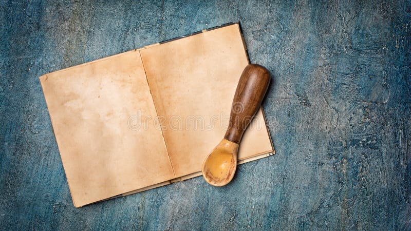 Глумитесь вверх пустой старой винтажной поваренной книги с пожелтетыми бумажными страницами и деревенской ложкой стоковое изображение Глумитесь вверх пустой старой винтажной поваренной книги с пожелтетыми бумажными страницами и деревенской ложкой стоковое изображение