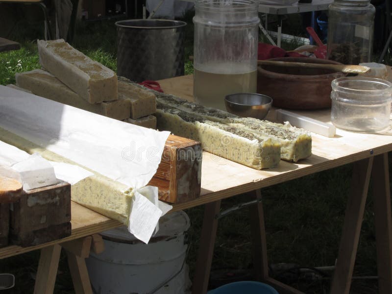 Естественный травяной процесс принятия мыла, handmade косметическое мыло продукции стоковые изображения Естественный травяной процесс принятия мыла, handmade косметическое мыло продукции стоковые изображения