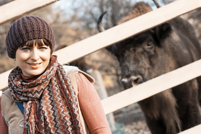 Женщина с европейским bisonbehind загородка стоковое изображение